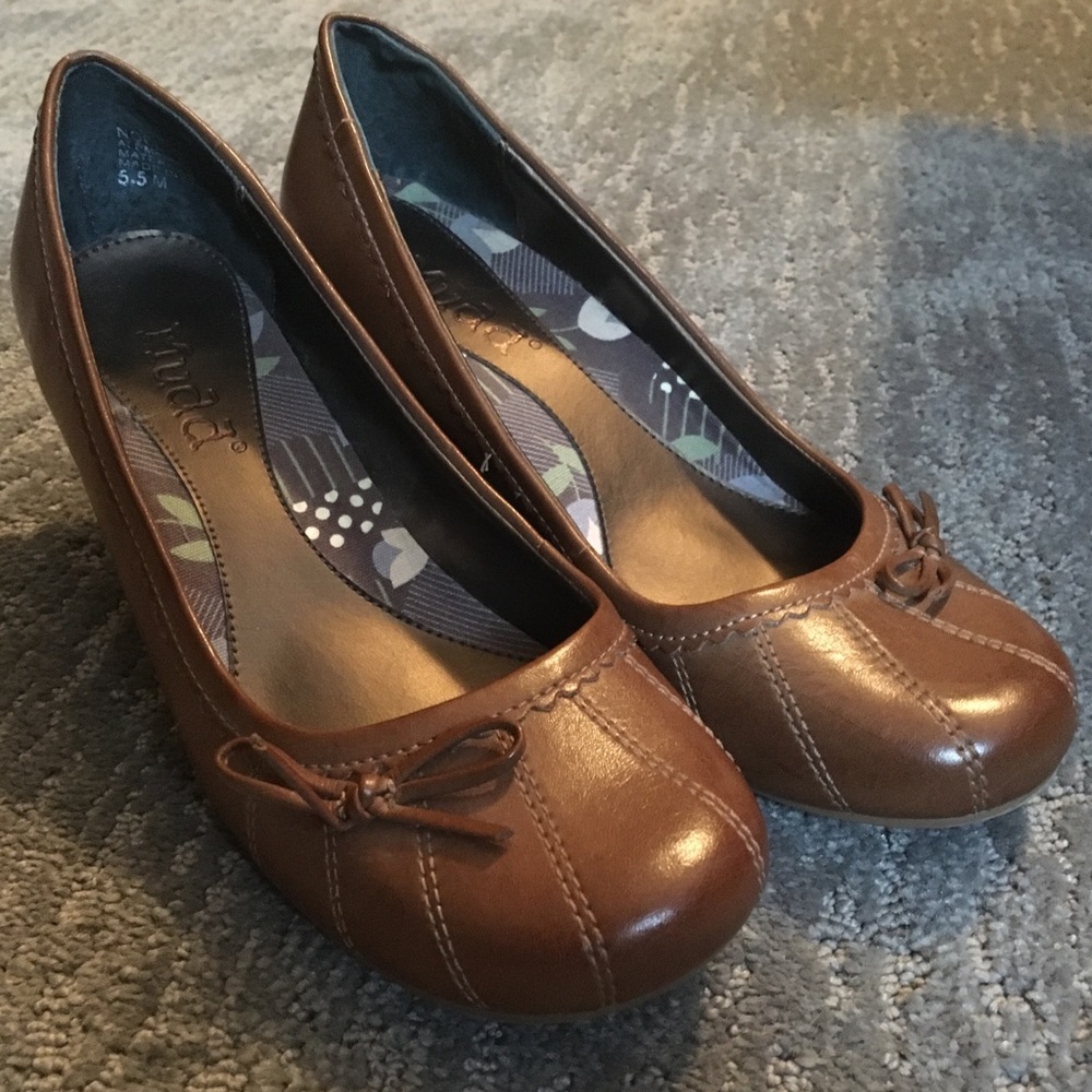 Mudd light brown kitten heels with bow
